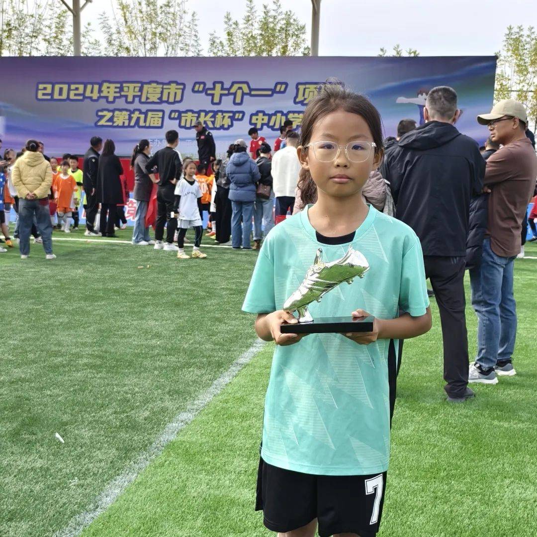 包含足球场上,女子队伍奋勇拼搏的词条 包含足球场上,女子队伍奋勇拼搏的词条