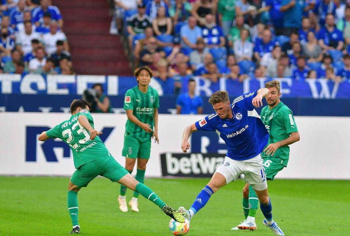 包含曼联击败沙尔克，桑乌拉进球梅开的词条