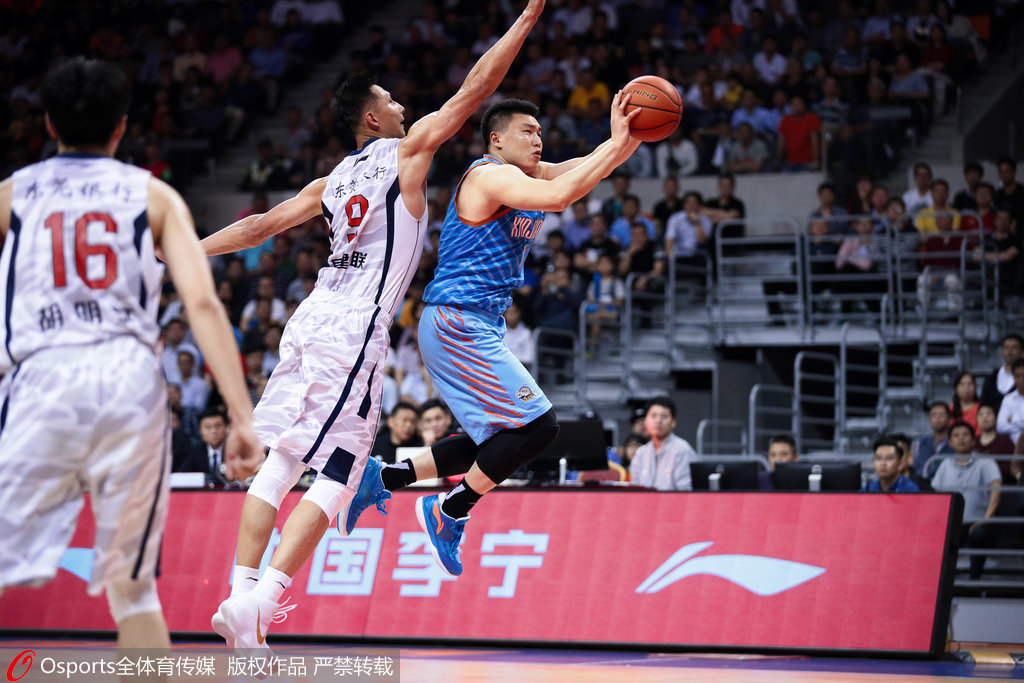 九游娱乐官方网站-非洲篮球比赛场面激烈，卫冕冠军遭遇困难