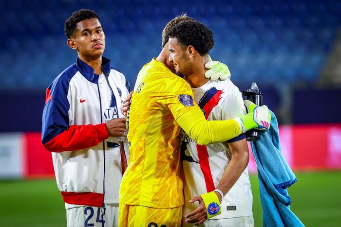 包含巴黎圣日耳曼客场大胜，轻松取胜的词条