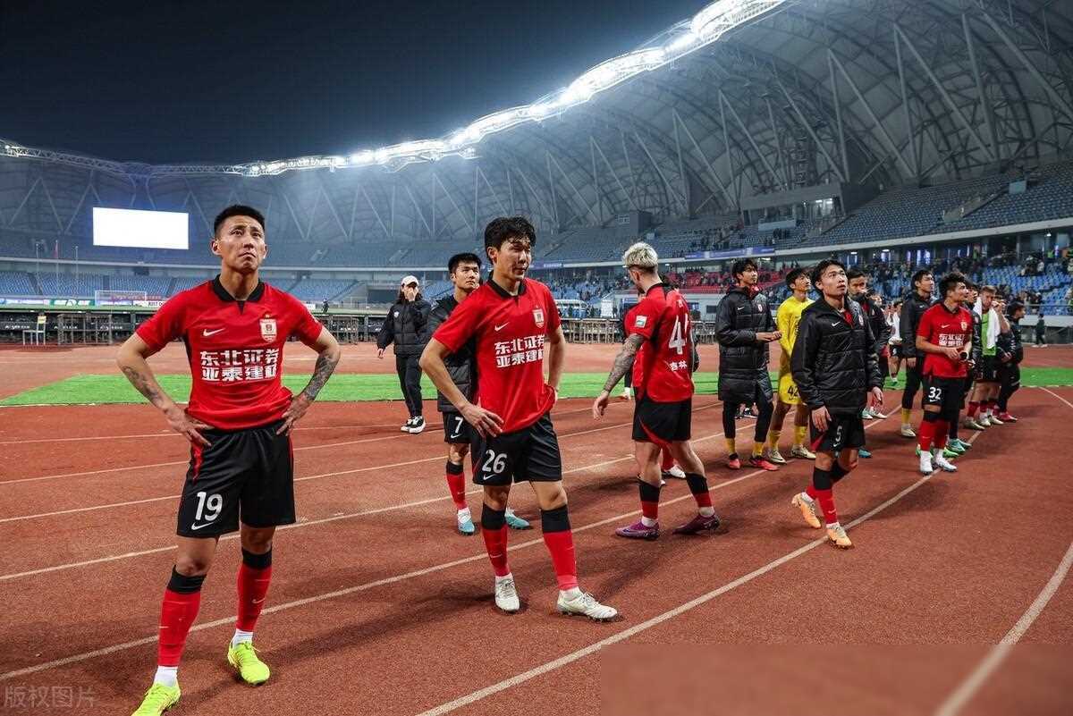 9you娱乐-球队备战关键比赛,教练组织战术演练