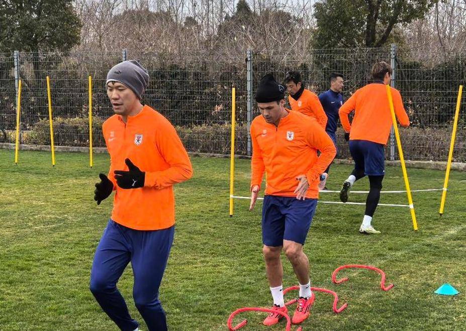 球队备战关键比赛,教练组织战术演练 球队备战关键比赛,教练组织战术演练