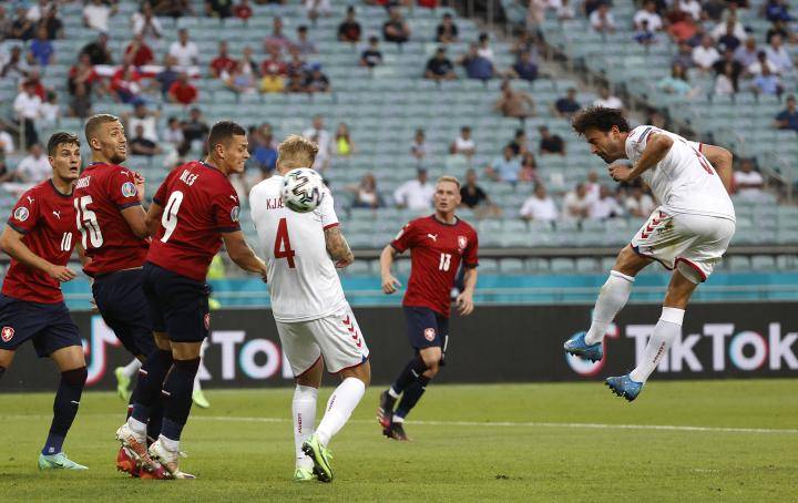 九游APP-足球联赛备受球迷瞩目,赛场氛围火爆的简单介绍