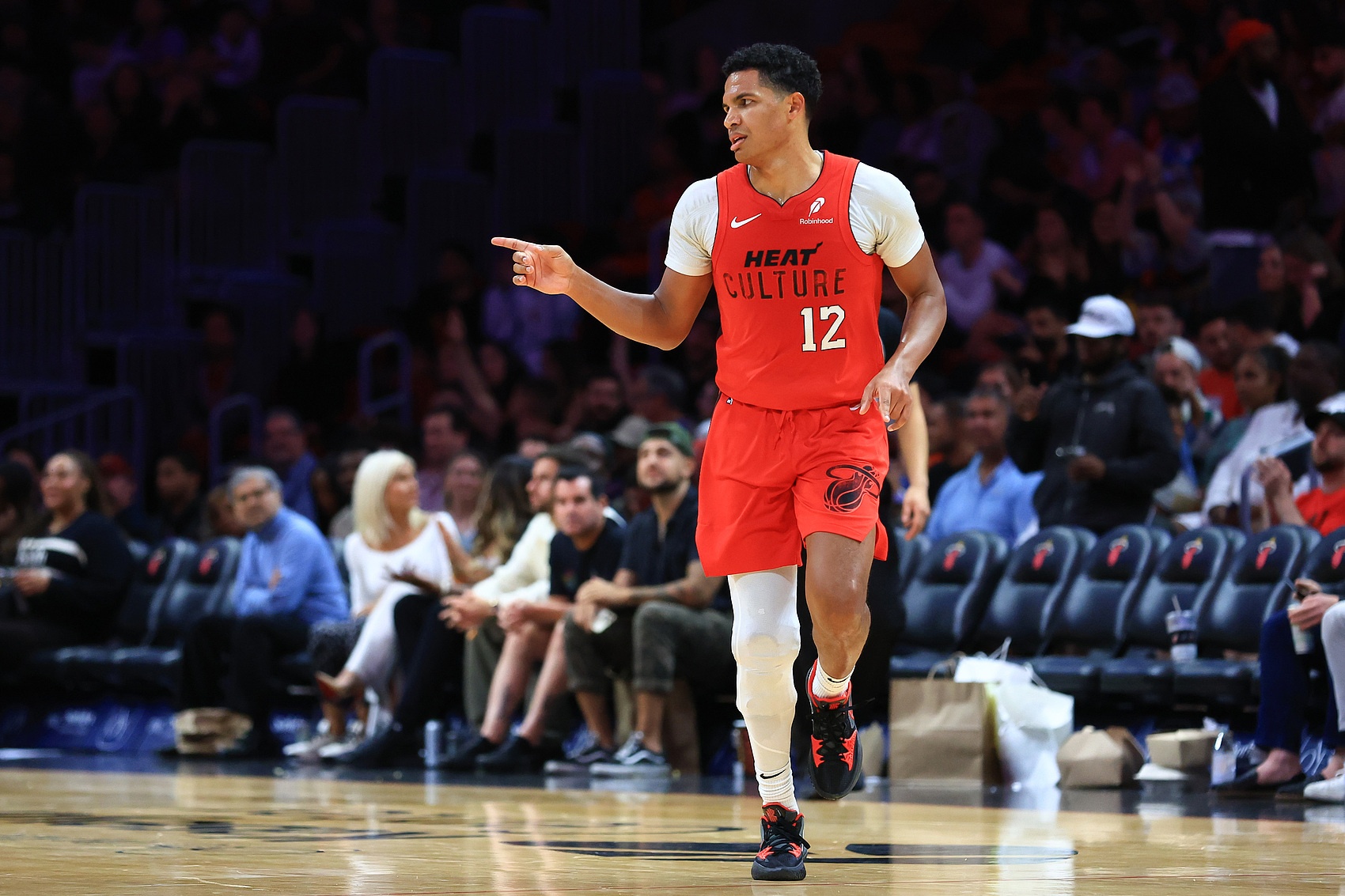 九游娱乐入口-小牛客场险胜热火,唐斯关键时刻发威