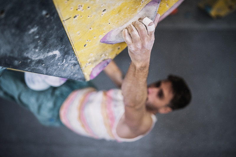 九游游戏-运动员们在坚持拼搏中展现出色彩斑斓的风采