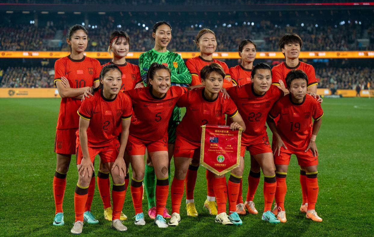 荷兰女足逆袭挑战日本女足，奋力一搏