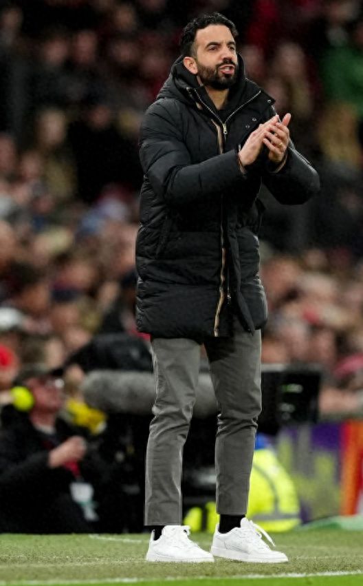 九游娱乐app下载-曼联遭遇客场失利，主帅执教前景蒙尘