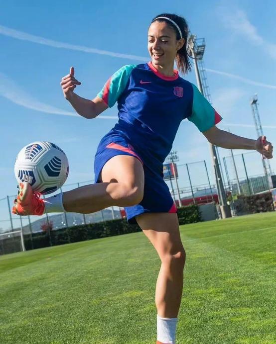 女足比赛中扬起赞美风暴，名声大振