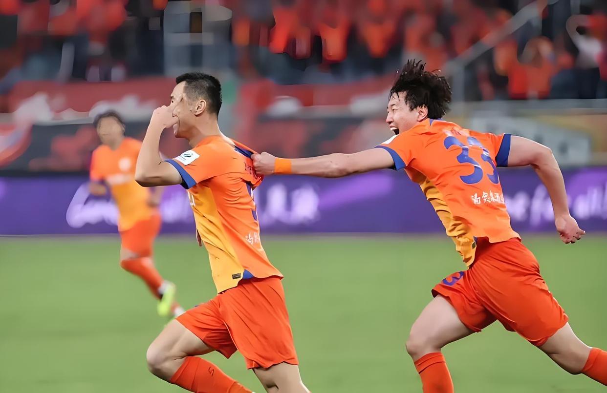 蔚山现代队教练团队鼓舞队员，决心在亚冠赛场上取得突破