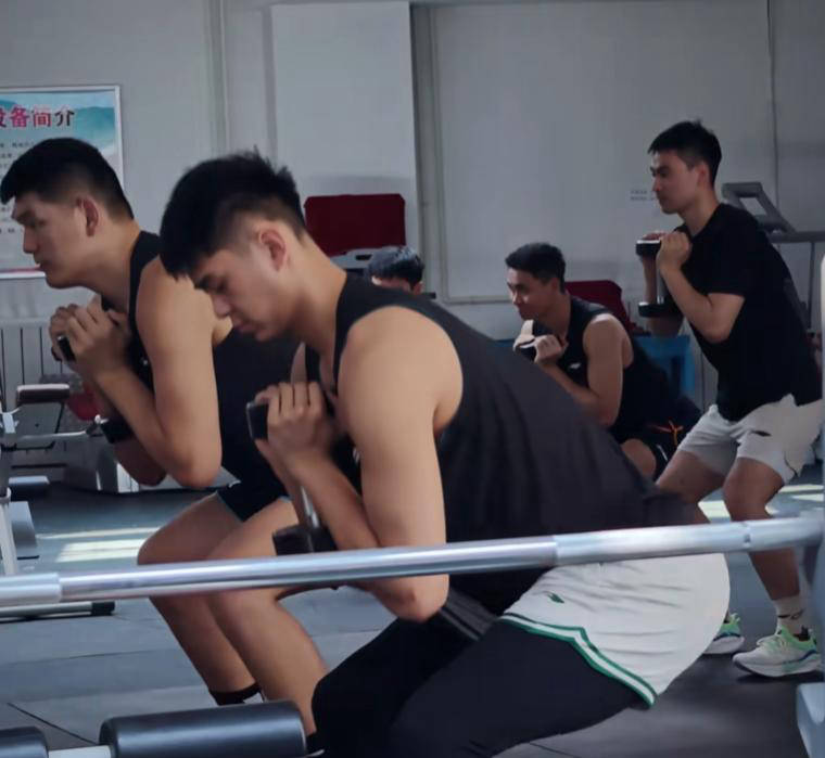 球员在训练中展现实力,备受称赞 球员在训练中展现实力,备受称赞