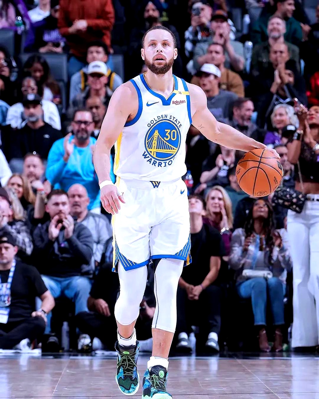 勇士队新秀球员崭露头角，成为焦点