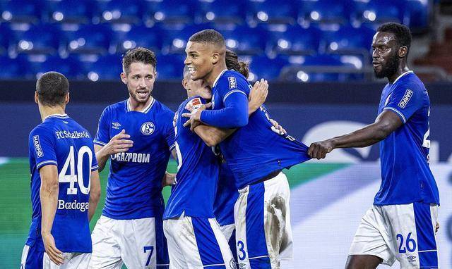 沙尔克球员集体训练，备战下一轮比赛的简单介绍