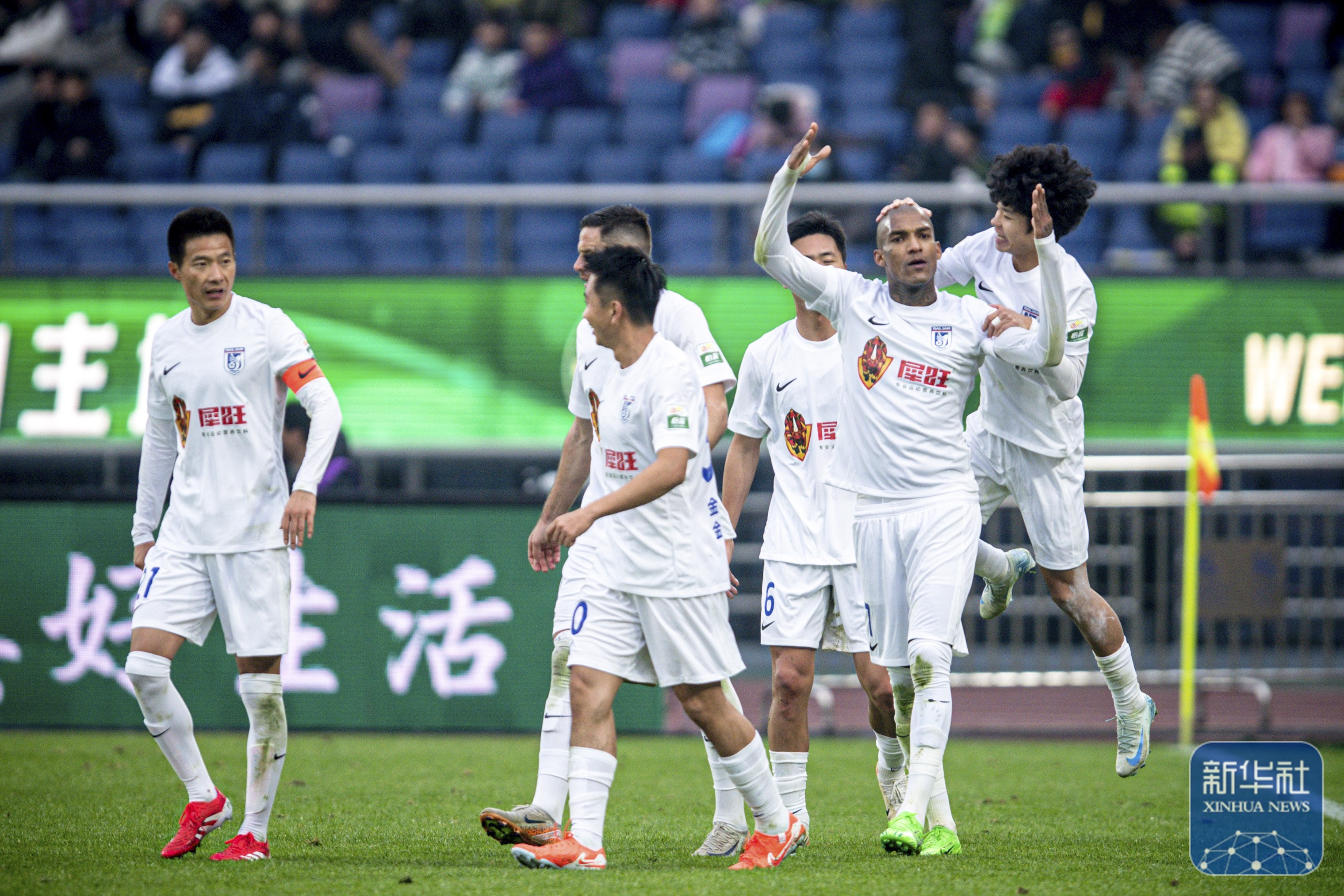 中国足球联赛热火朝天,球队拼搏进取 中国足球联赛热火朝天,球队拼搏进取