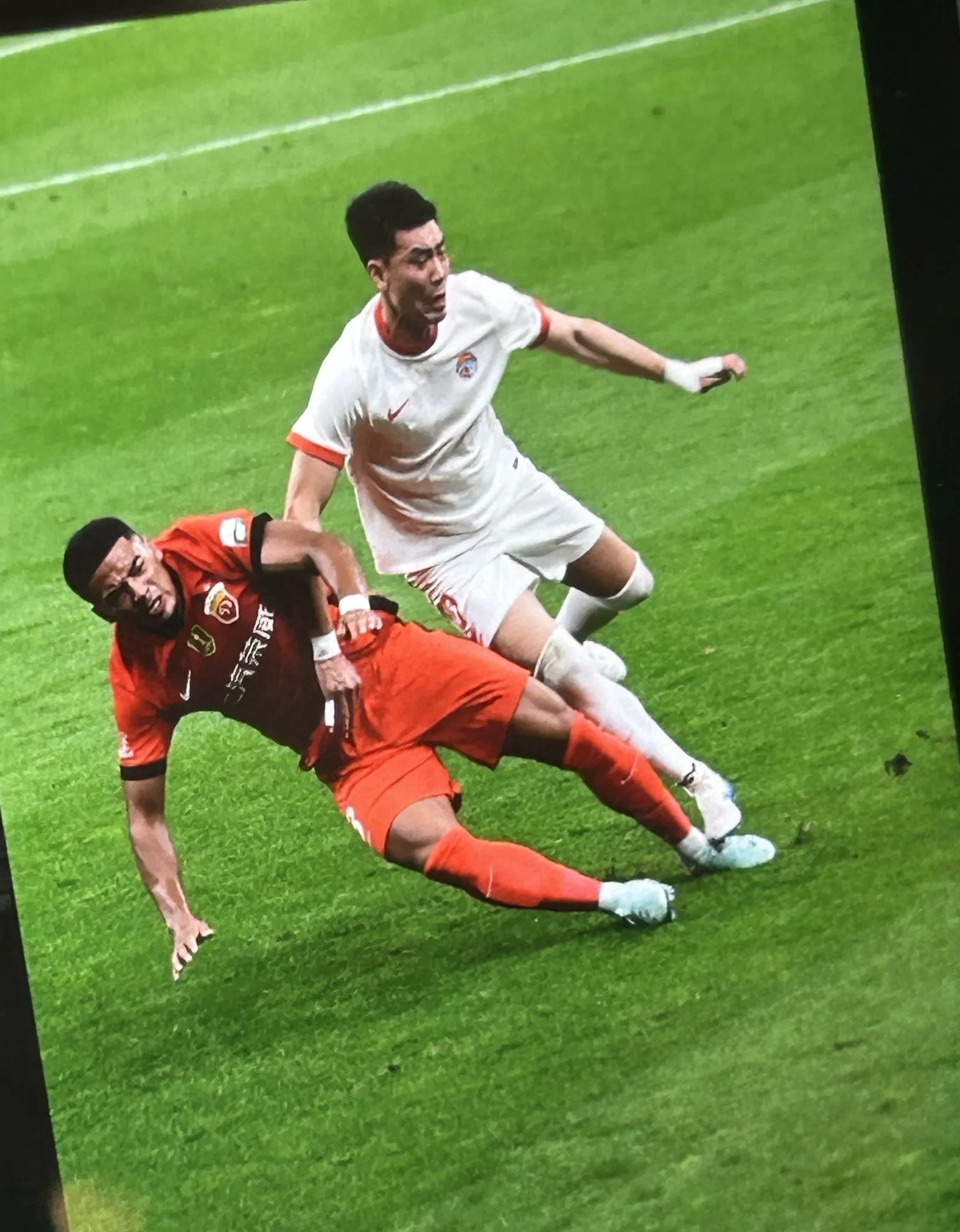 九游app下载-艰难足球比赛胜负难分，球员争取全力