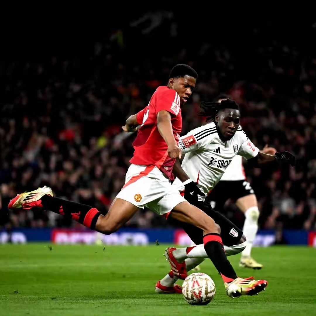 艰难足球比赛胜负难分，球员争取全力