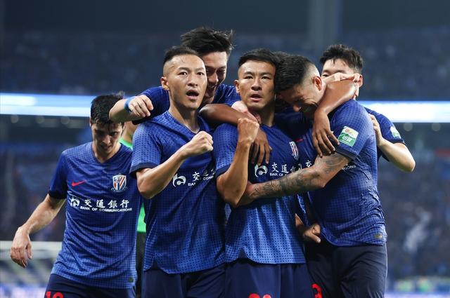 上港狂胜九人鲁能，领跑中超积分榜