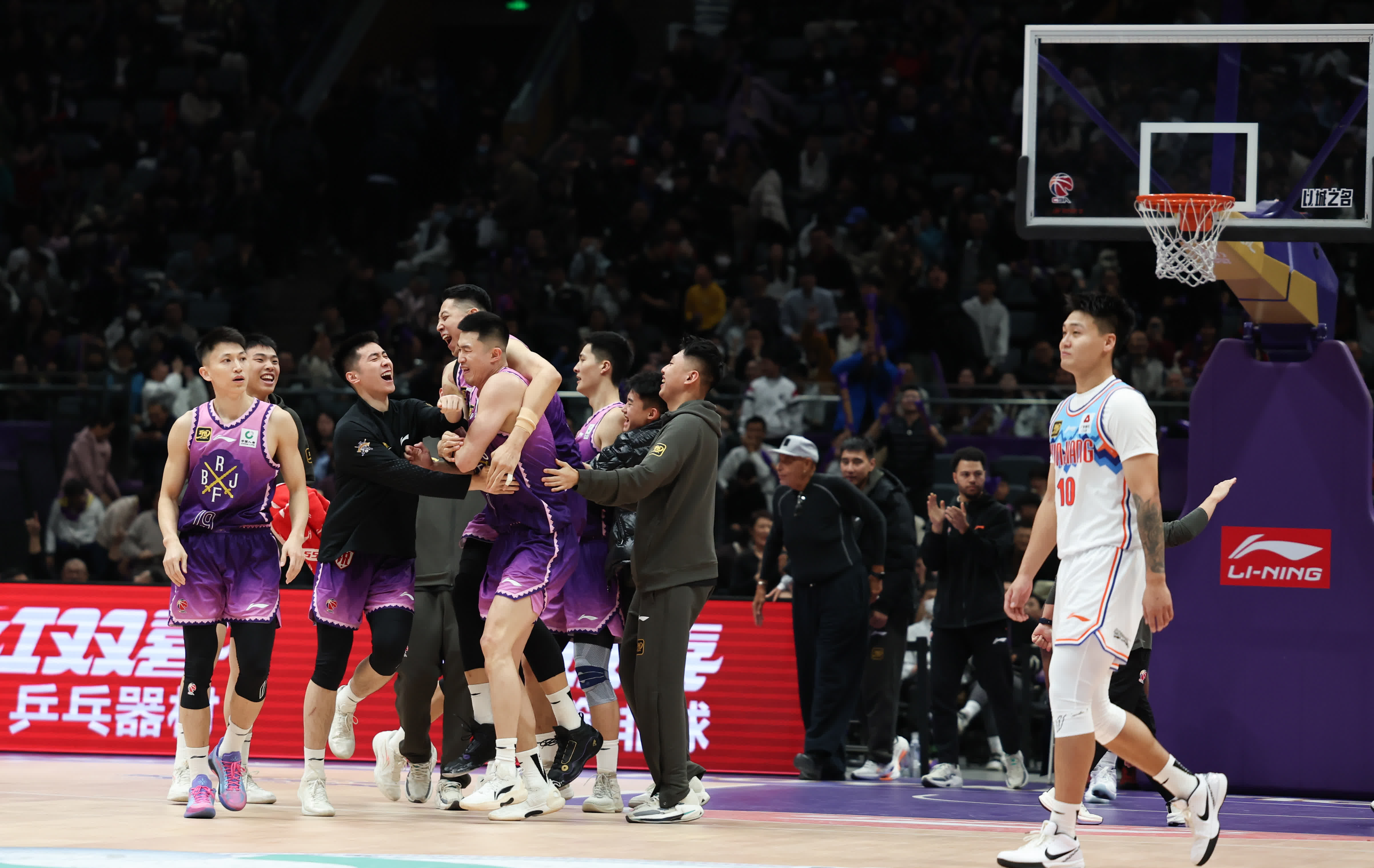 中国篮球联赛再掀热潮，球迷热情高涨的简单介绍