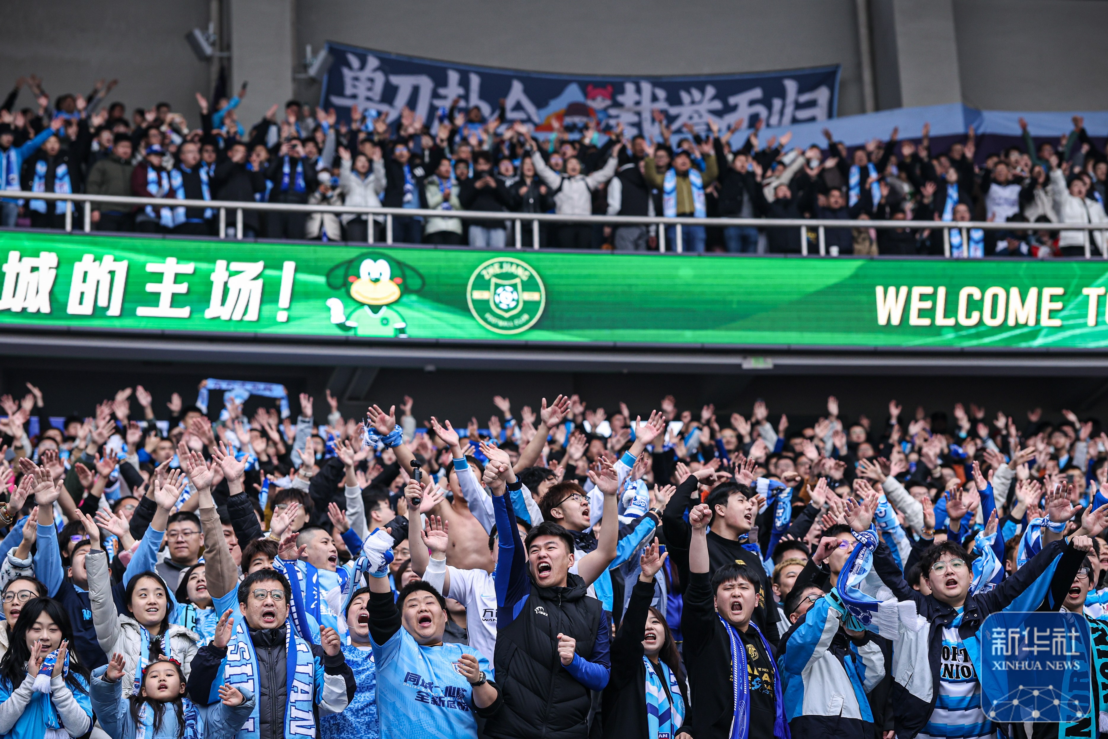 大连队在比赛中突围，力争逆转胜利