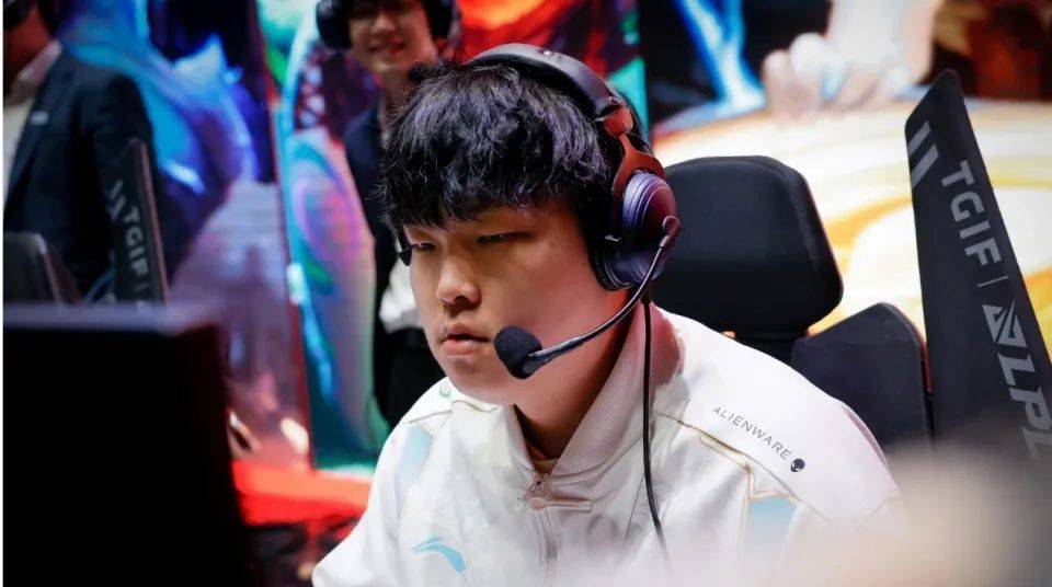 EDG血洗DFM,Doinb关键团战开团秒人宿命之战淘汰赛,让粉丝疯狂欢呼 EDG血洗DFM,Doinb关键团战开团秒人宿命之战淘汰赛,让粉丝疯狂欢呼