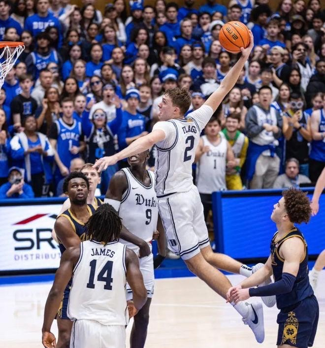 九游娱乐app下载-独行侠队球星受伤下场，团队凝聚力考验