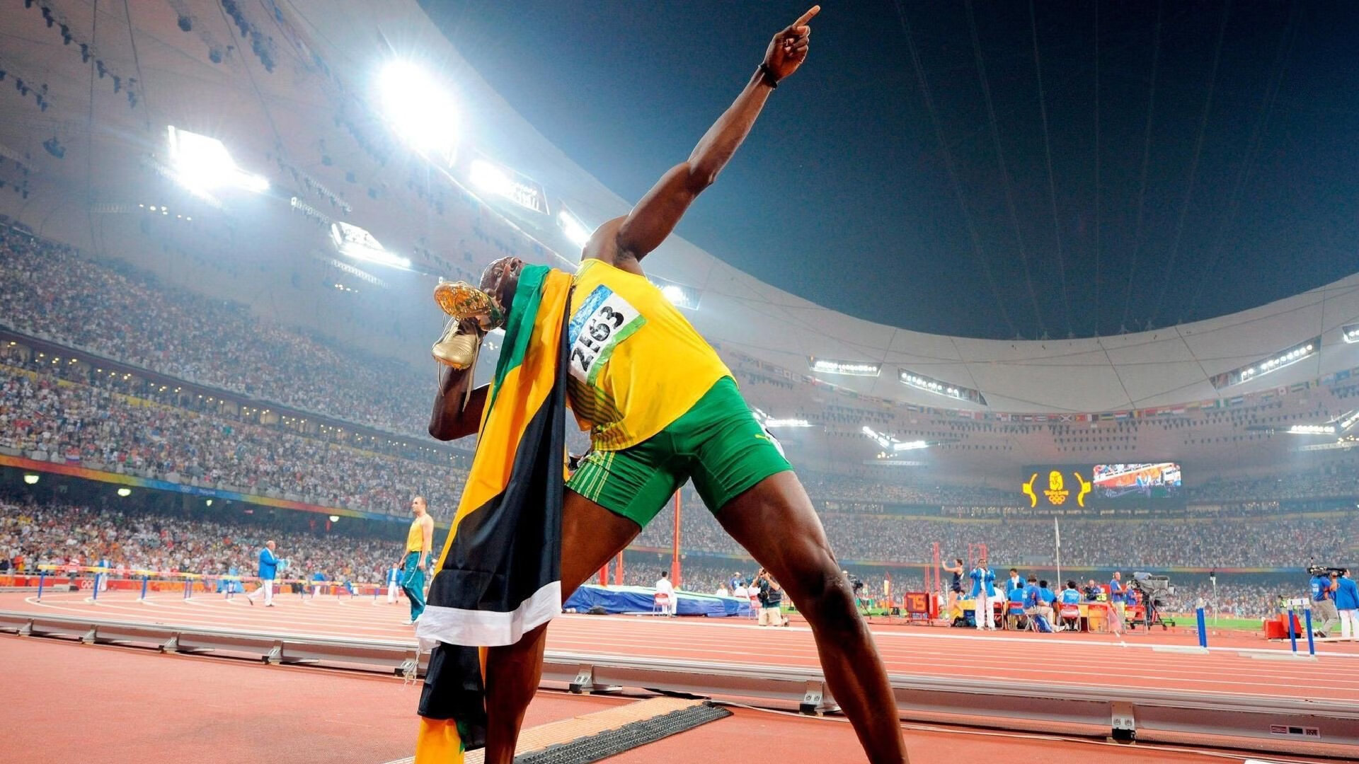 奥斯梅恩爆发维苏威！摩纳哥球迷带走那不勒斯，一场胜利与一座雕像的远征